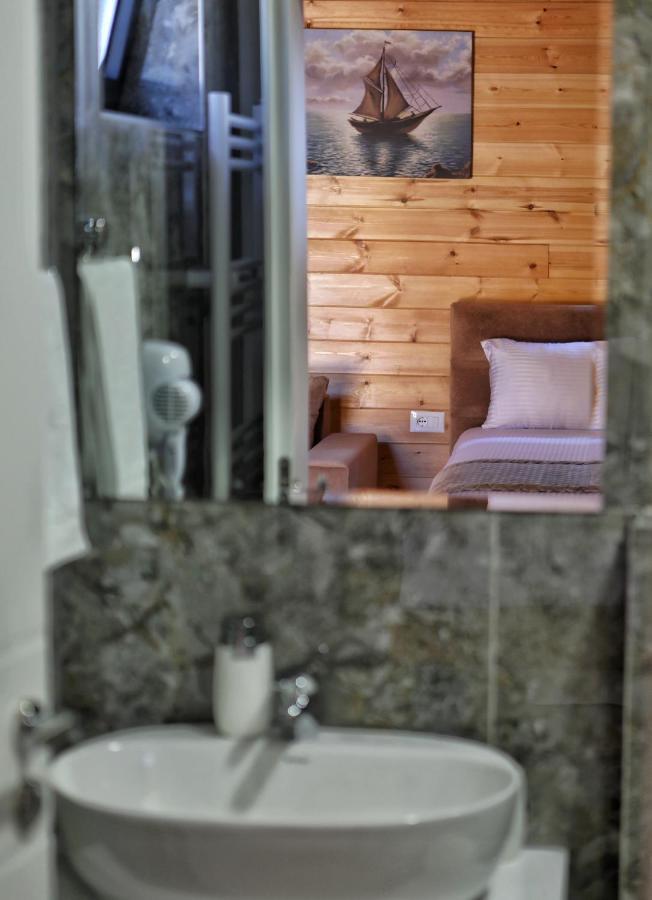 Bujtina Siar Hotel Pogradec Bagian luar foto